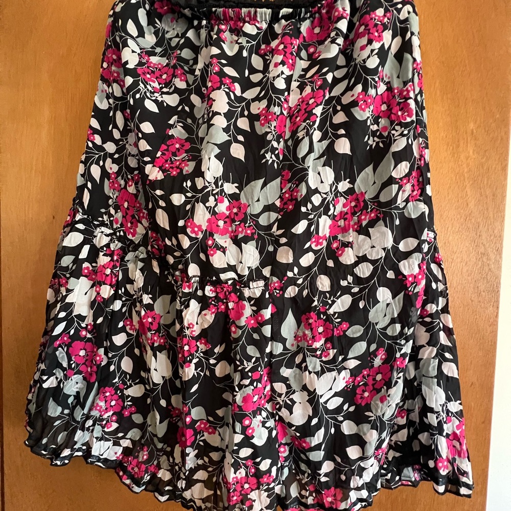 Pre-loved Floral Black and Pink lined Women's Skirt, size 12/14